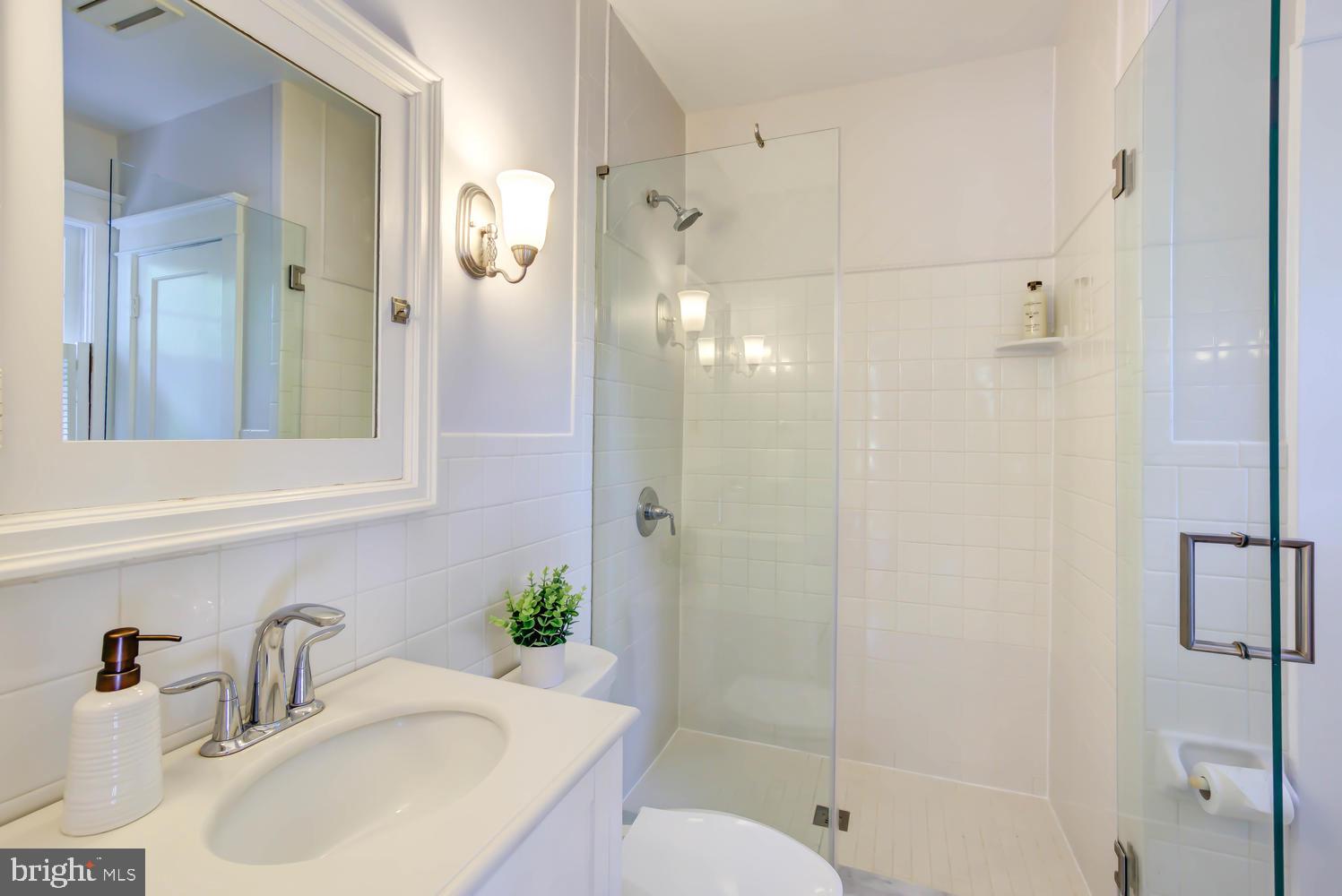 2900 Franklin Road Arlington, VA 22201 - Photo 21 of 75 Bathroom with linen closet