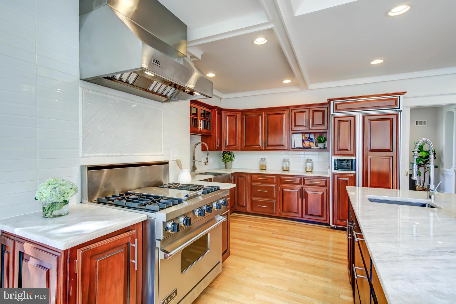 2900 Franklin Road Arlington, VA 22201 - Photo 30 of 75 Viking gas 4-burner range w/griddle and range hood