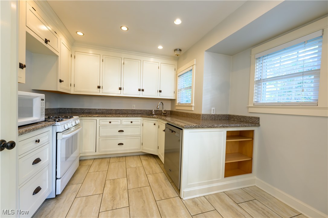 1636 Oakmount Road Cleveland, OH 44121 - Photo 3 of 26