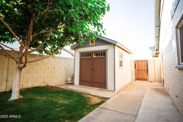 a view of backyard with garden