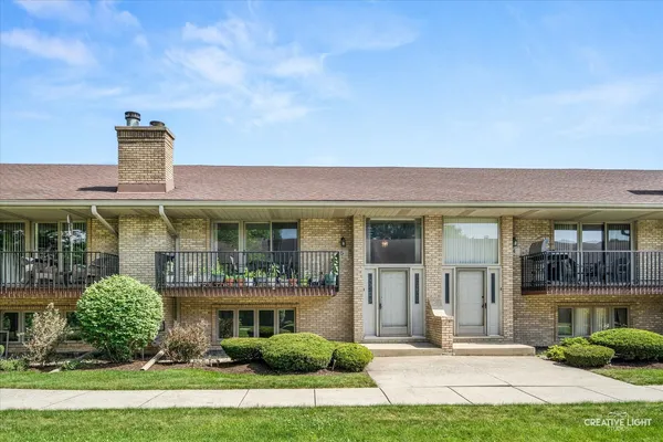 $350,000 | 8316 Woodland Drive, Unit 5, Darien, IL 60561