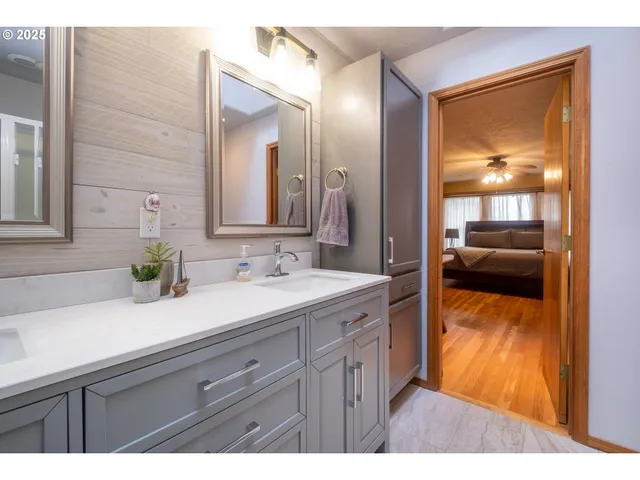 a en suite bathroom with a sink and mirror