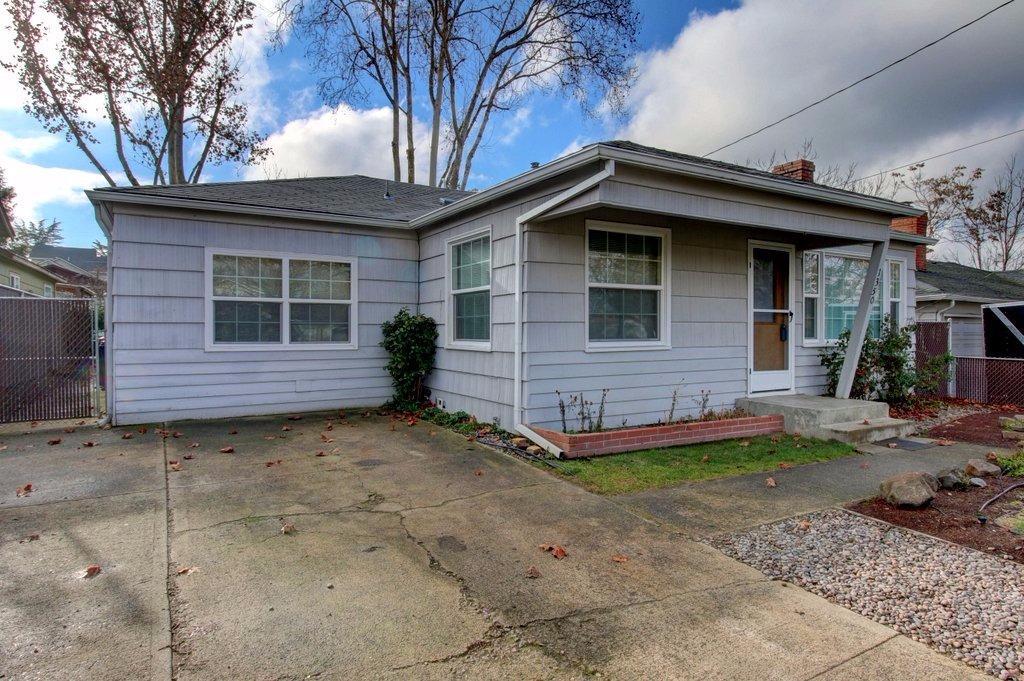 1350 Spring Street Medford, OR 97504 - Photo 2 of 28 Side view, front of house