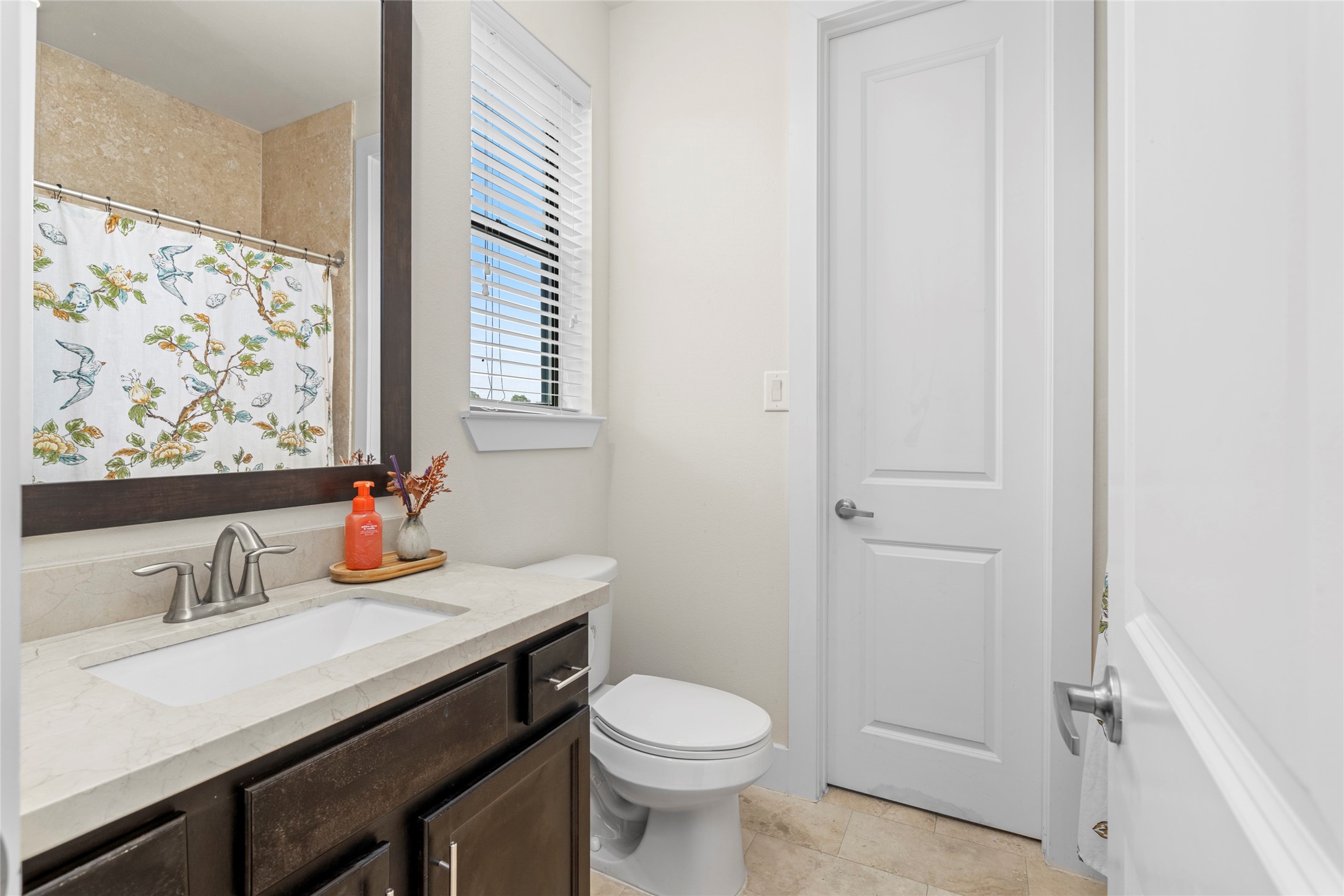 2609 Riverside Drive, Unit E Houston, TX 77004 - Photo 19 of 25 Ensuite bath with a stone-topped vanity and shower/tub combo.