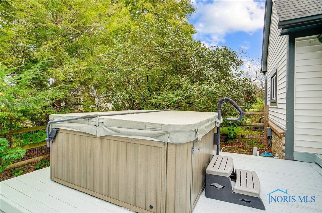 2360 Gradwohl Road Toledo, OH 43617 - Photo 37 of 46 HOT TUB STAYS