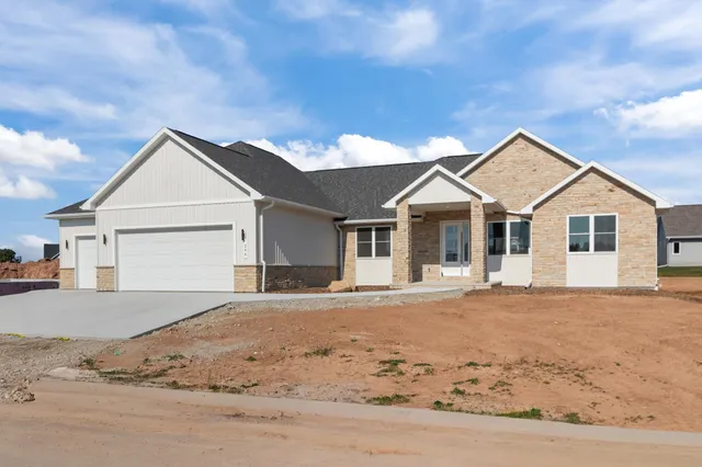 $839,900 | 266 East Sweetwater Way, Appleton, WI 54913