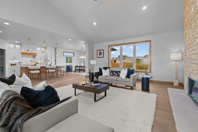 $839,900 | 266 East Sweetwater Way, Appleton, WI 54913