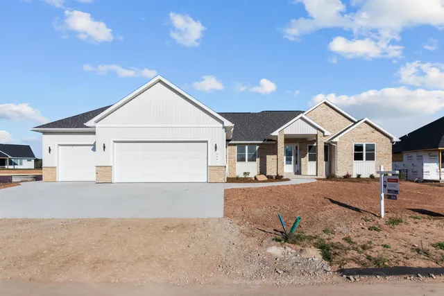 $839,900 | 266 East Sweetwater Way, Appleton, WI 54913