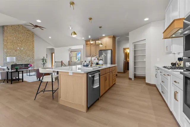 $839,900 | 266 East Sweetwater Way, Appleton, WI 54913