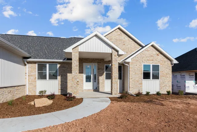 $839,900 | 266 East Sweetwater Way, Appleton, WI 54913