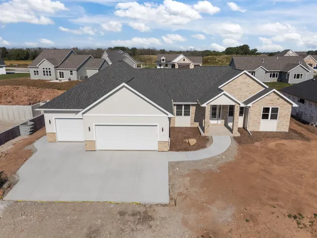 $839,900 | 266 East Sweetwater Way, Appleton, WI 54913