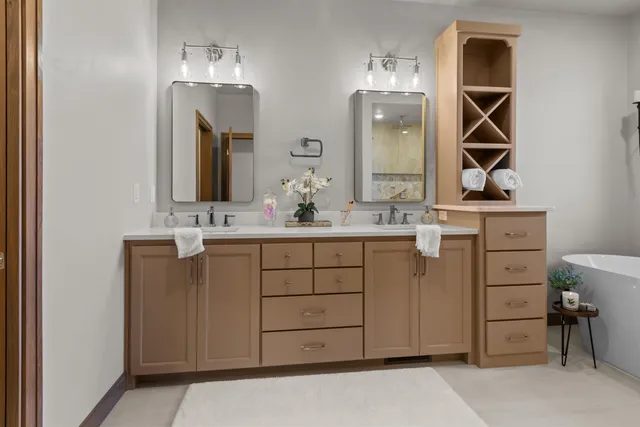 $839,900 | 266 East Sweetwater Way, Appleton, WI 54913