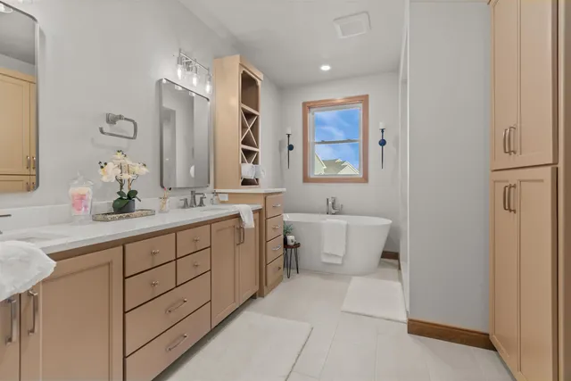 $839,900 | 266 East Sweetwater Way, Appleton, WI 54913