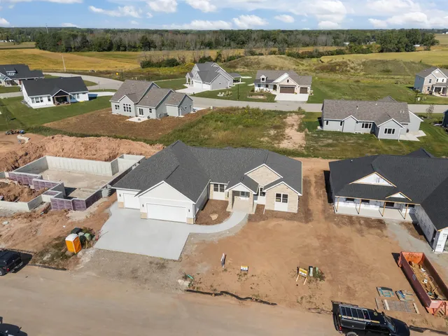 $839,900 | 266 East Sweetwater Way, Appleton, WI 54913