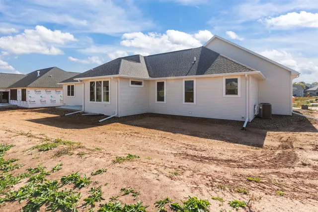 $839,900 | 266 East Sweetwater Way, Appleton, WI 54913