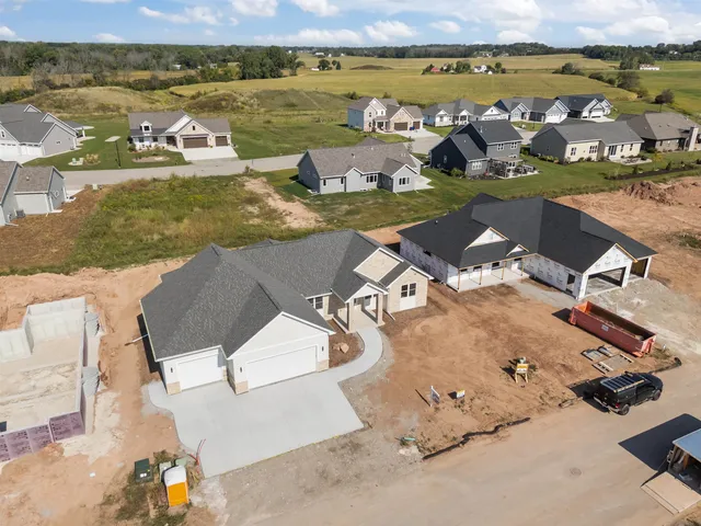 $839,900 | 266 East Sweetwater Way, Appleton, WI 54913