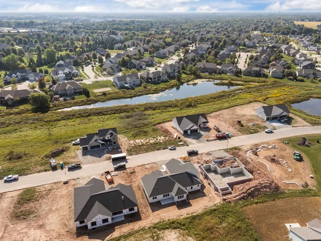 $839,900 | 266 East Sweetwater Way, Appleton, WI 54913