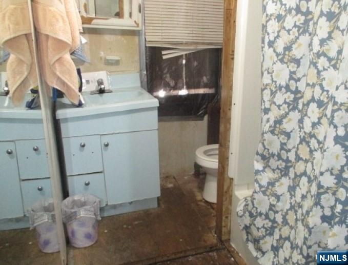 197 Fairmount Avenue Newark, NJ 07103 - Photo 6 of 10 a bathroom with a sink and a toilet