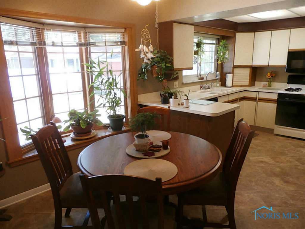 4048 Gilhouse Road Toledo, OH 43623 - Photo 9 of 16 Eat In Kitchen.