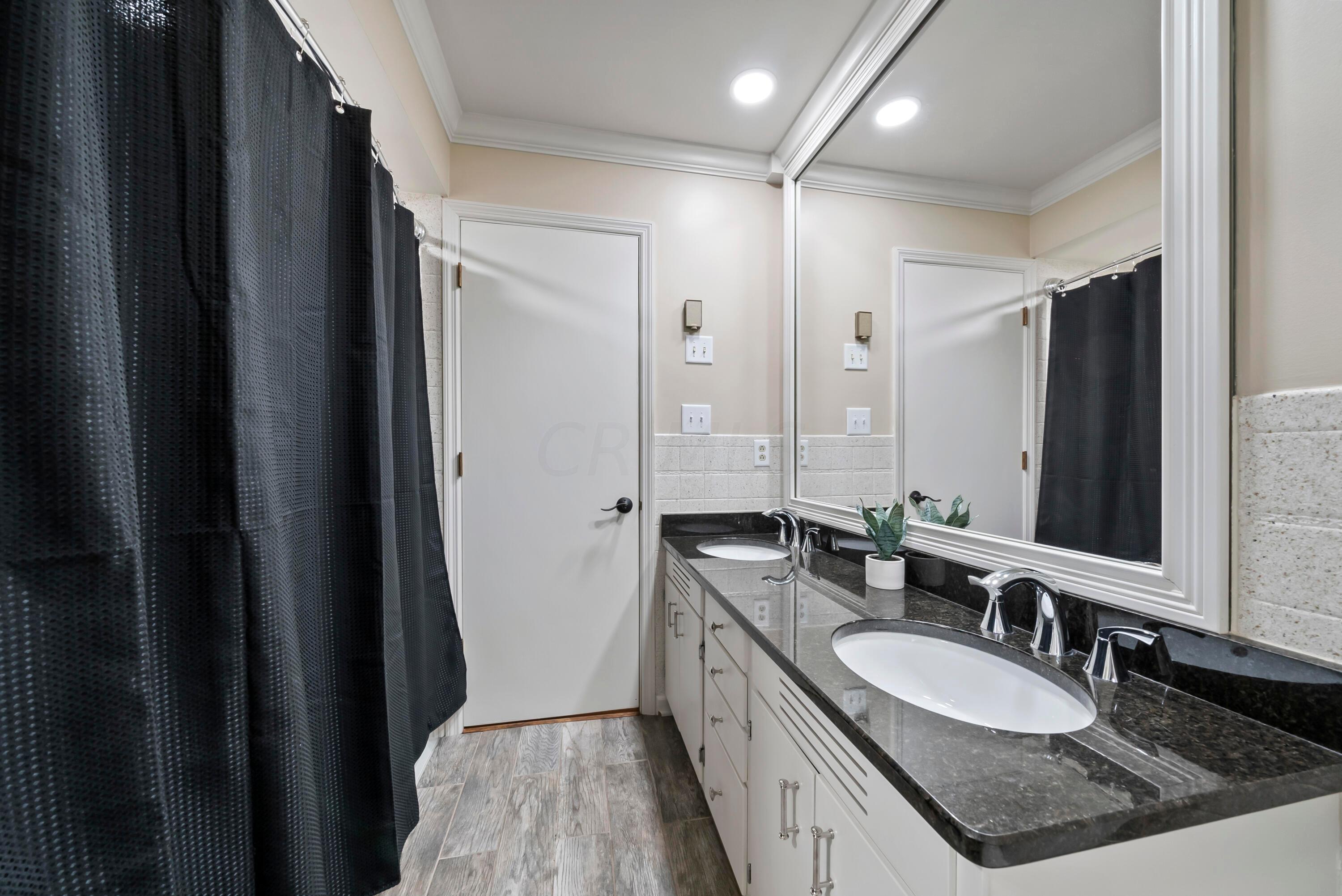 1490 Kirkley Road Columbus, OH 43221 - Photo 41 of 99 First Floor Full Bathroom