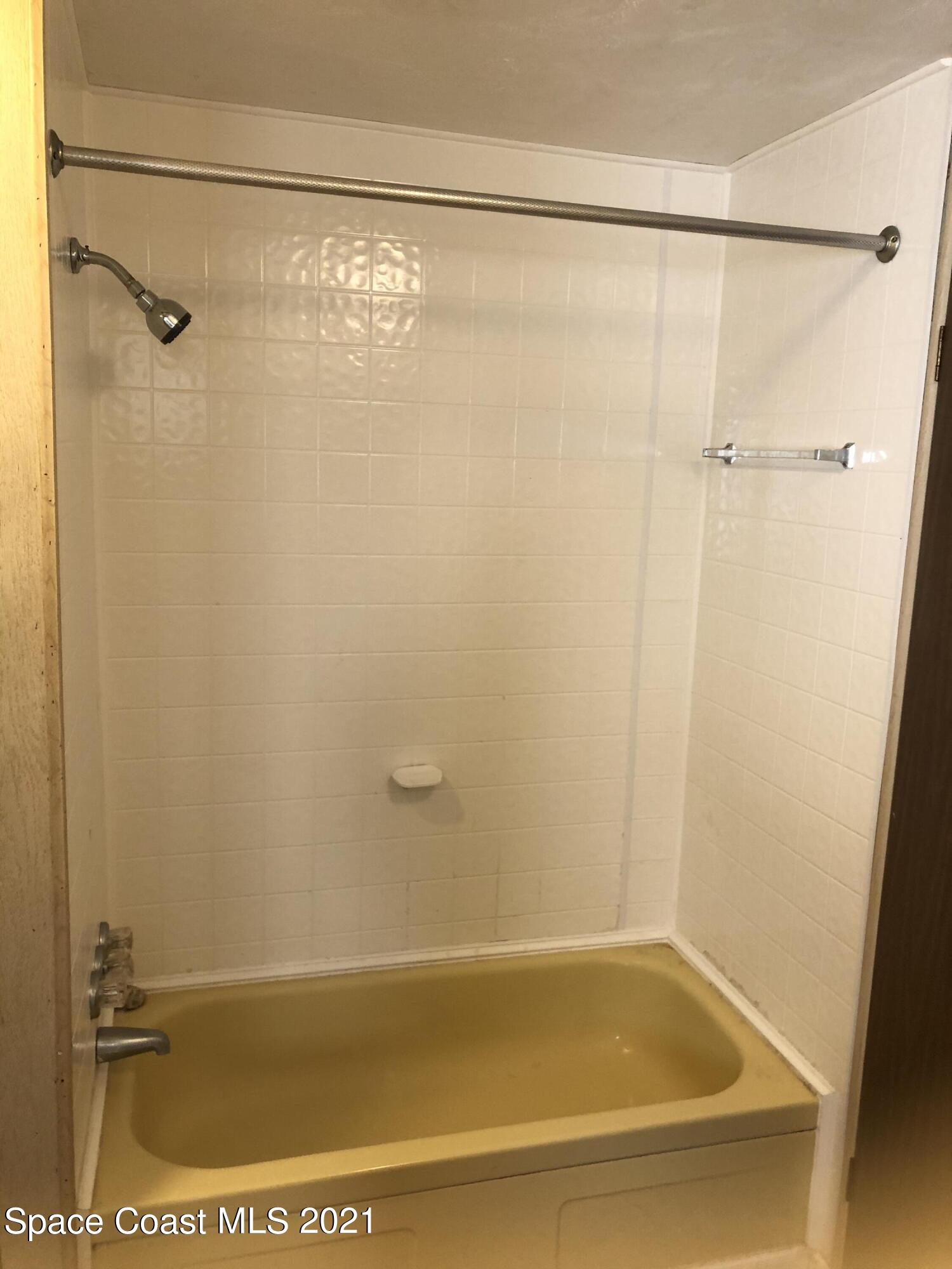401 Hawk Drive Sebastian, FL 32976 - Photo 10 of 23 a bathroom with a shower