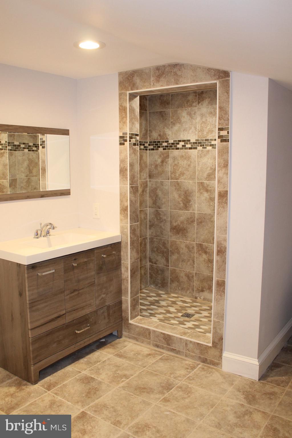 429 Holly Road Lansdowne, PA 19050 - Photo 2 of 4 3rd floor full bath