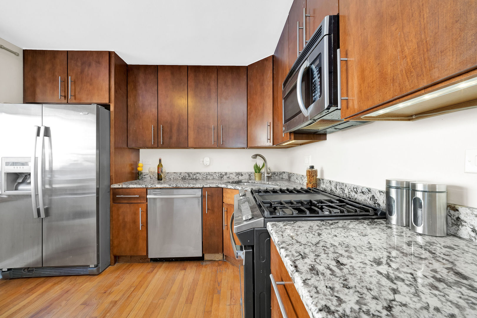 617 South Western Avenue Park Ridge, IL 60068 - Photo 12 of 40 a kitchen with kitchen island granite countertop a stove and a refrigerator