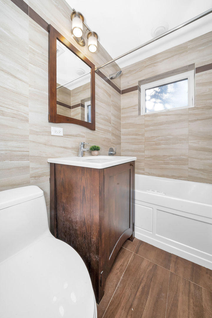 617 South Western Avenue Park Ridge, IL 60068 - Photo 18 of 40 a bathroom with a sink a toilet and bathtub