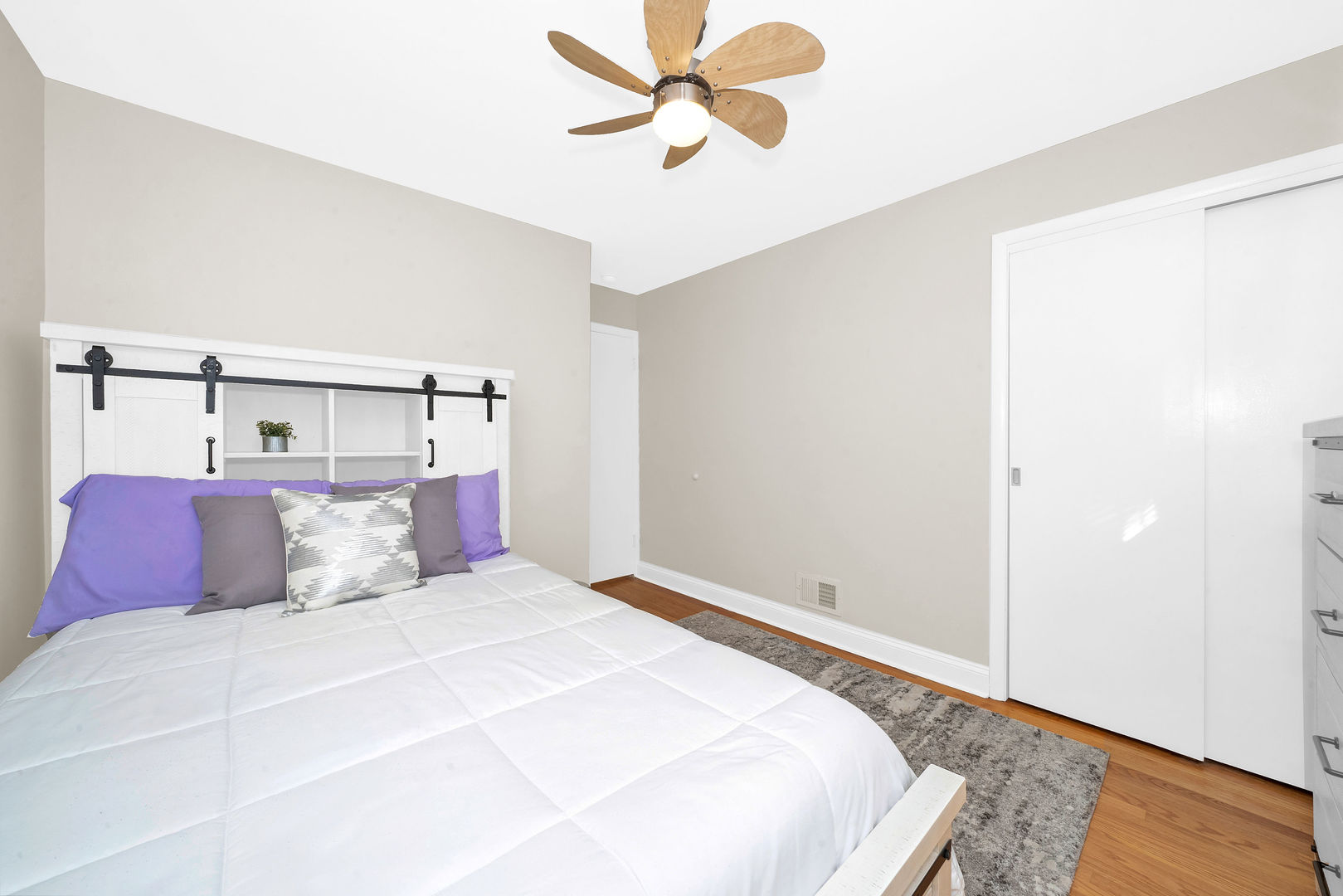 617 South Western Avenue Park Ridge, IL 60068 - Photo 20 of 40 a bedroom with a bed and a painting on the wall