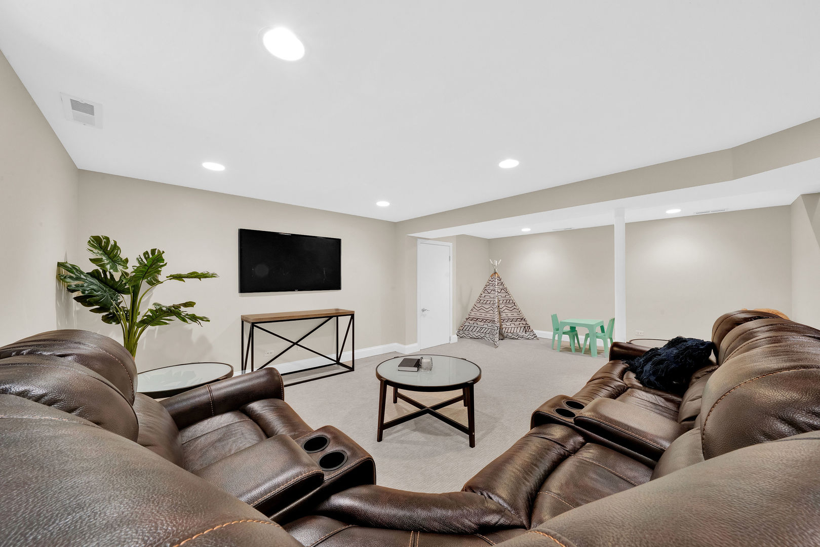 617 South Western Avenue Park Ridge, IL 60068 - Photo 24 of 40 a living room with furniture and a flat screen tv