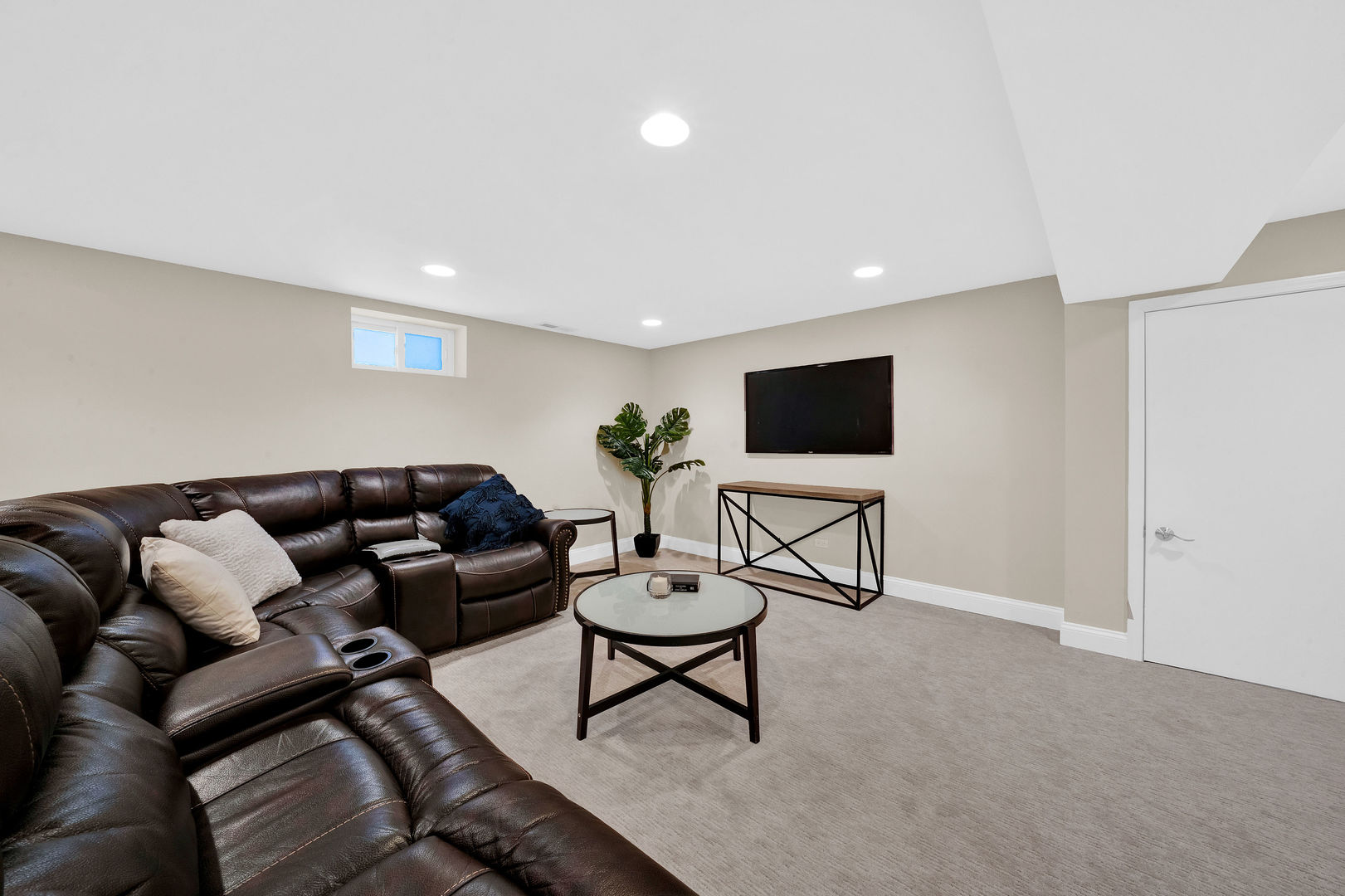 617 South Western Avenue Park Ridge, IL 60068 - Photo 25 of 40 a living room with furniture and a flat screen tv