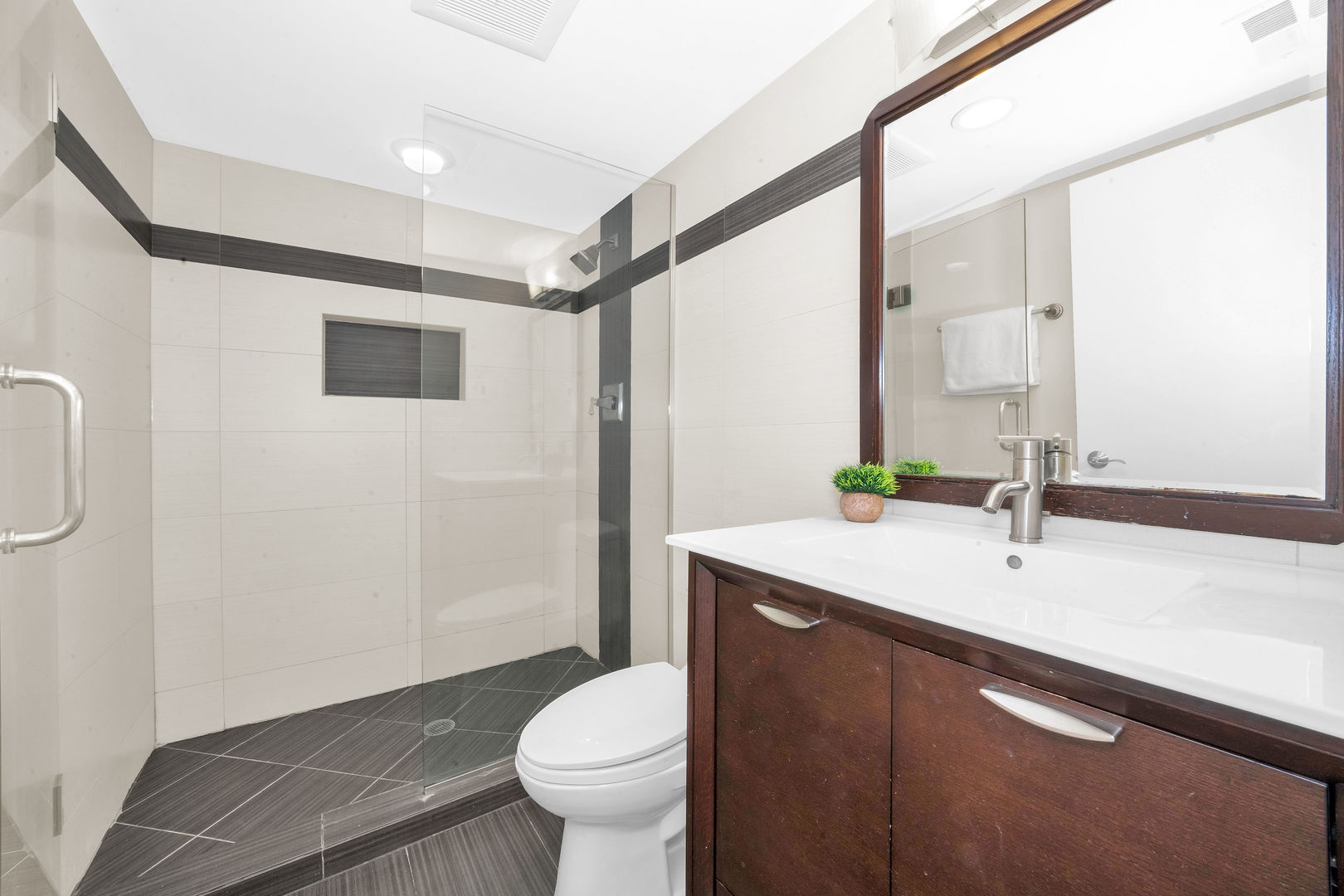 617 South Western Avenue Park Ridge, IL 60068 - Photo 29 of 40 a bathroom with a sink mirror vanity and toilet