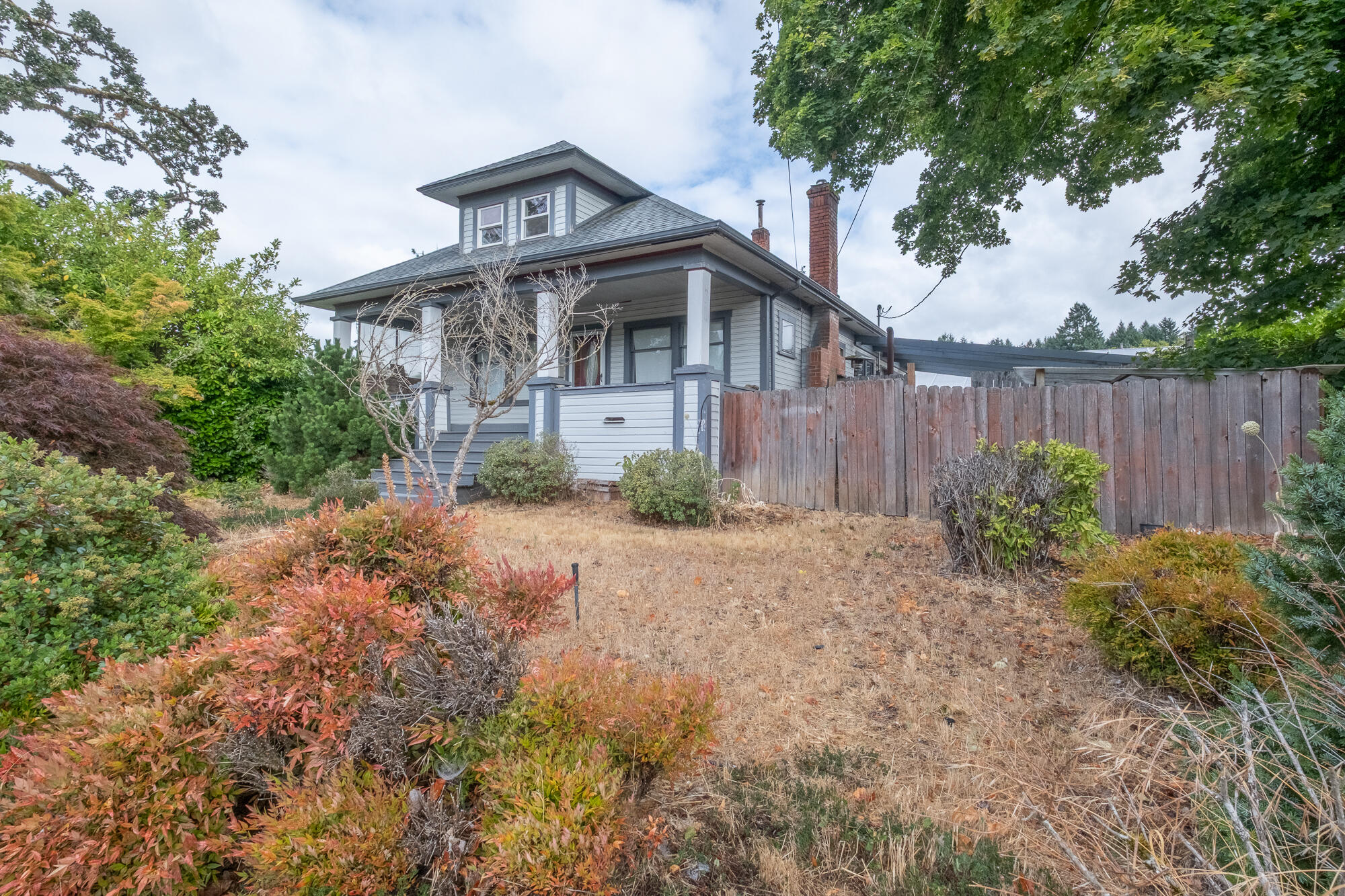 55 Q Street Cottage Grove, OR 97424 - Photo 28 of 36 a front view of a house with garden