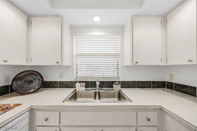 $199,600 | 4525 Country Club Boulevard, Unit 110, Cape Coral, FL 33904