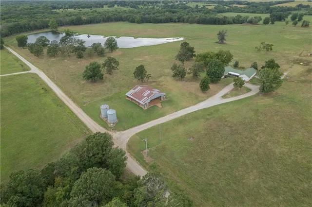 $929,000 | 376 Northwest 90th Road, Sheldon, MO 64784