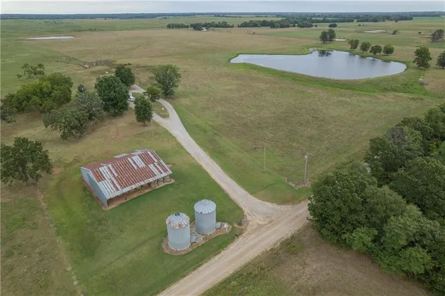 $929,000 | 376 Northwest 90th Road, Sheldon, MO 64784