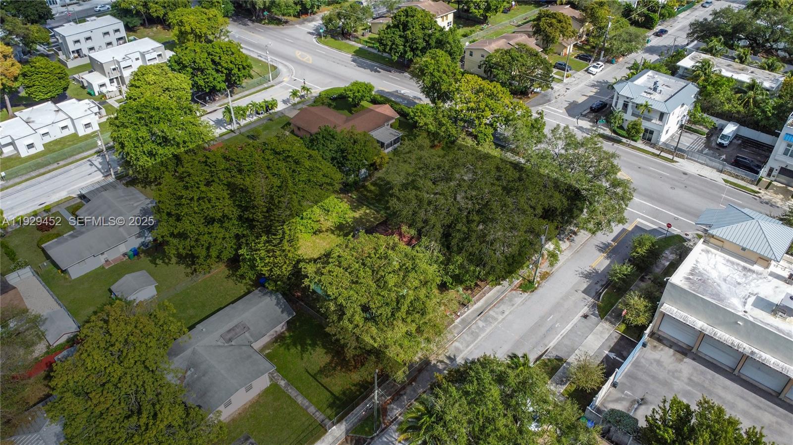3715 Oak Avenue Miami, FL 33133 - Photo 24 of 26 an aerial view of residential house with outdoor space