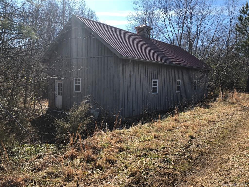 999 Collinsville Road Columbus, NC 28722 - Photo 5 of 16 a backyard of a house