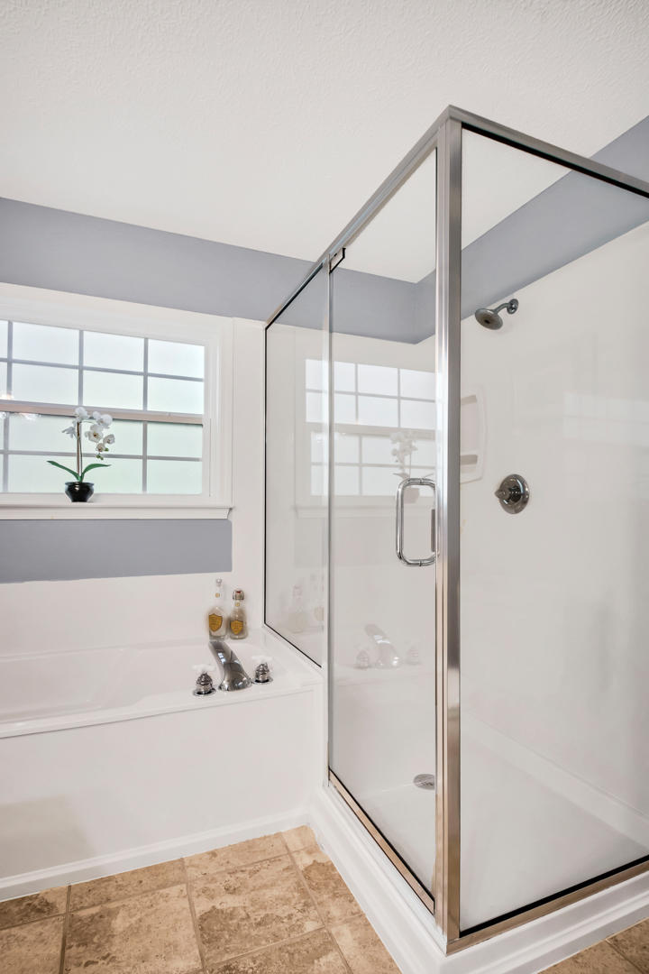 1830 Huntington Road Niceville, FL 32578 - Photo 20 of 35 a bathroom with a tub and a shower