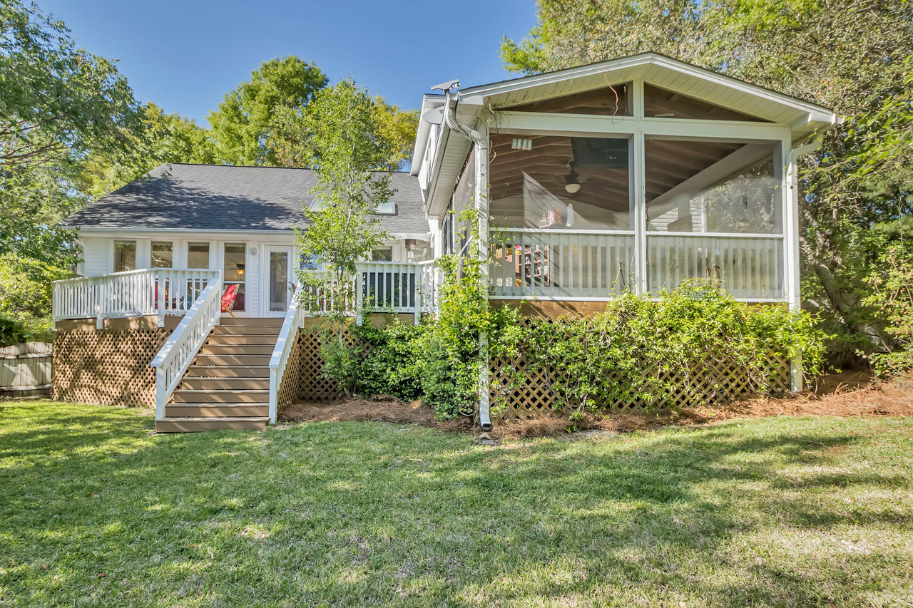 1830 Huntington Road Niceville, FL 32578 - Photo 2 of 35 a front view of a house with a yard