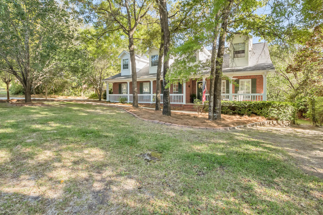 1830 Huntington Road Niceville, FL 32578 - Photo 34 of 35 front view of a house with a yard
