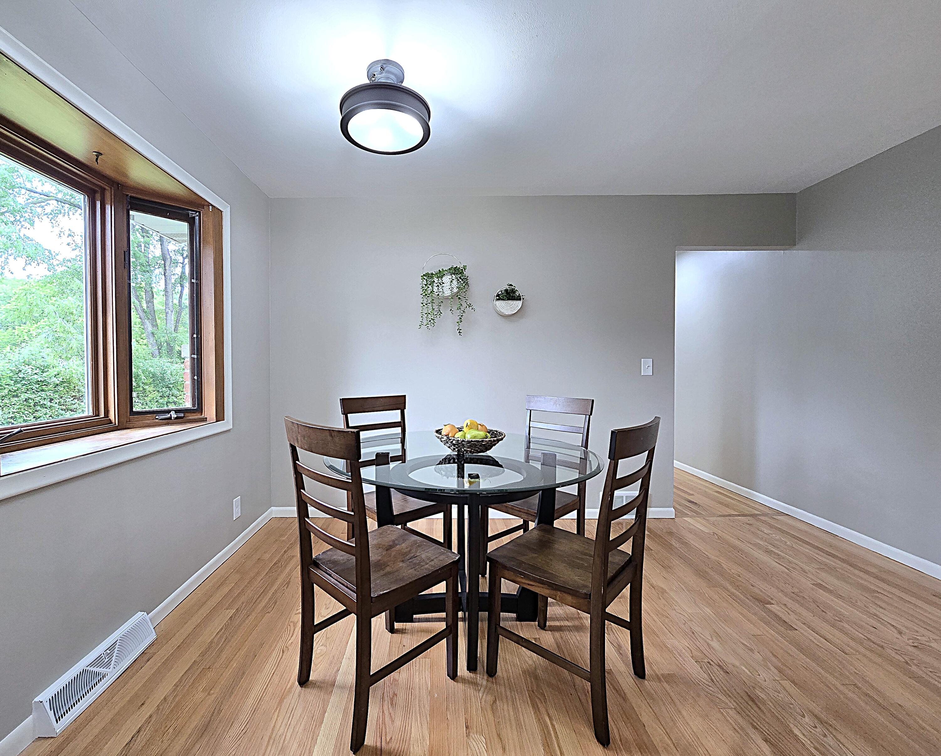 W136N7015 Claas Road Menomonee Falls, WI 53051 - Photo 9 of 54 Dinette
