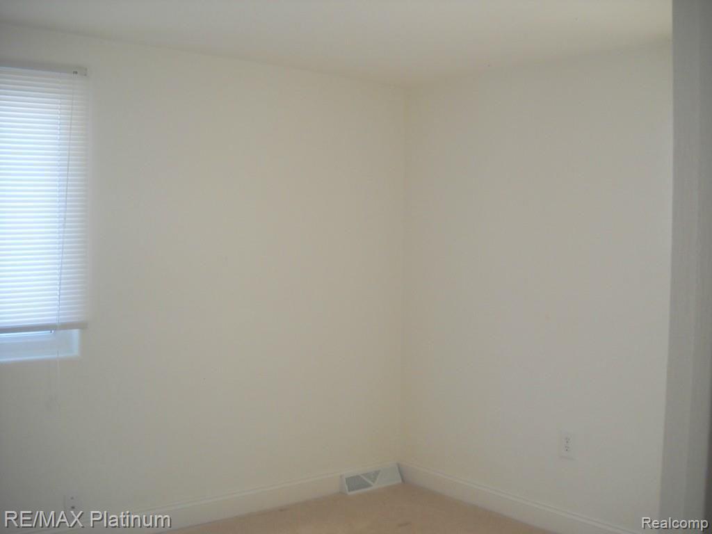 4769 Cass Elizabeth Road Waterford, MI 48327 - Photo 10 of 18 DSCN0010.jpg