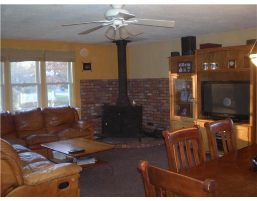 9 Elizabeth Road Barrington, RI 02806 - Photo 3 of 16 Living Room.