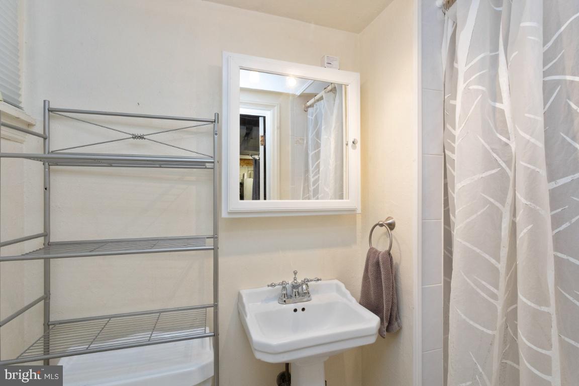 6133 Northdale Road Baltimore, MD 21228 - Photo 21 of 38 Full bath