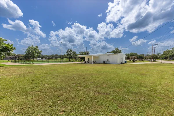 a view of a yard with a house