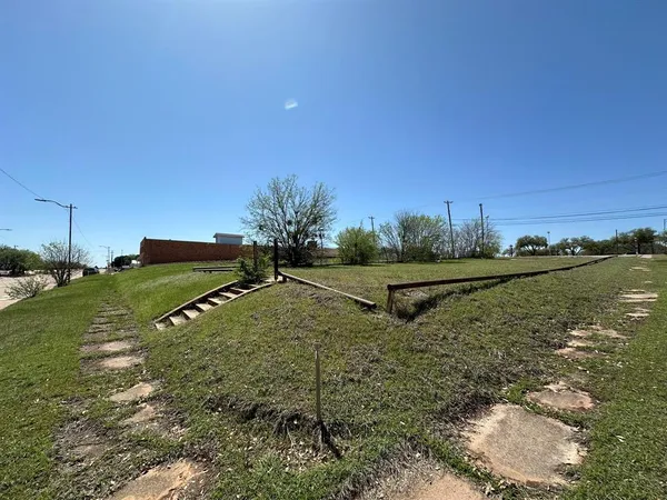 a view of a house with a big yard