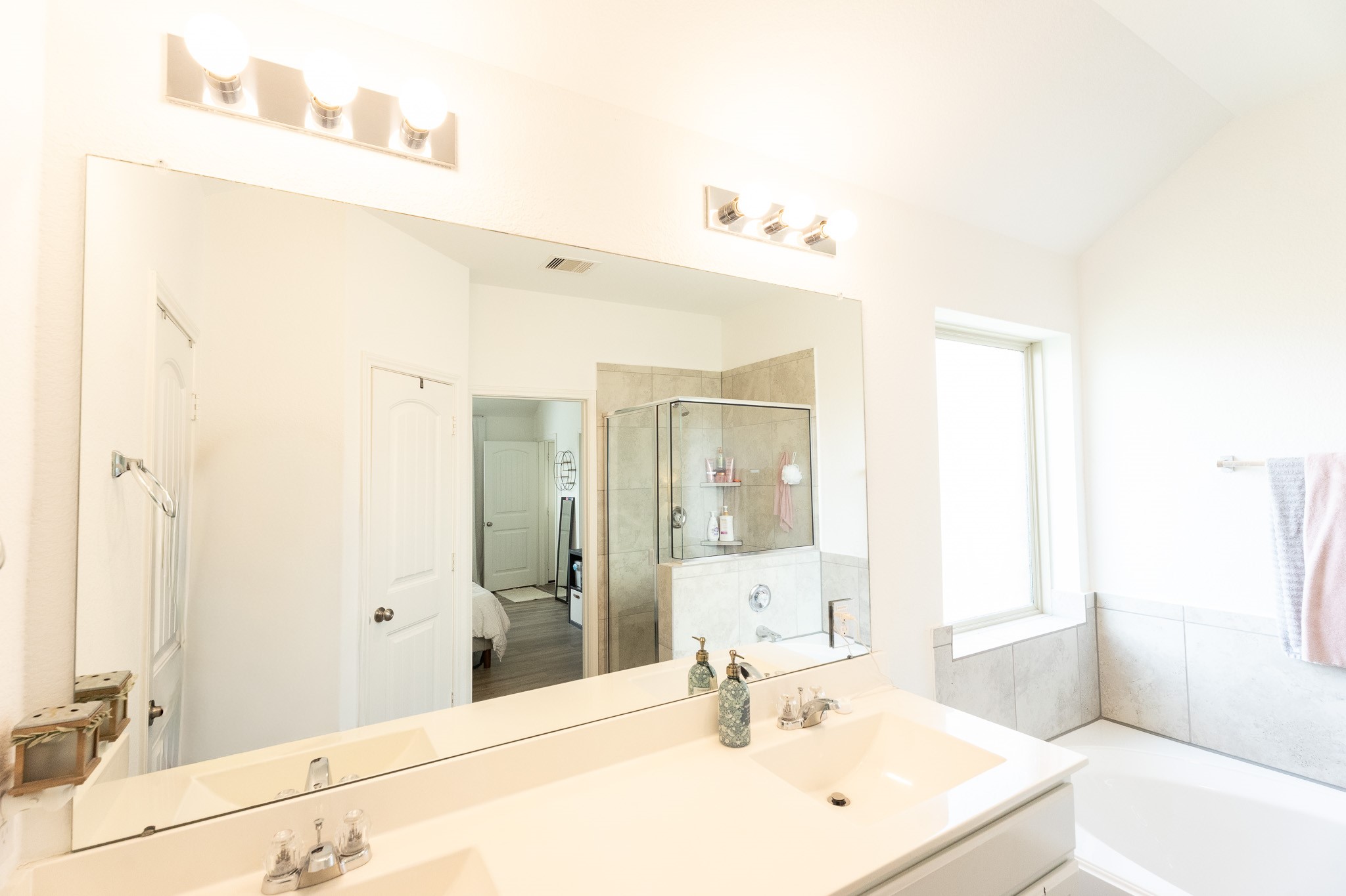 650 Harbor Colony Lane La Marque, TX 77568 - Photo 20 of 34 Double sinks in the primary bathroom
