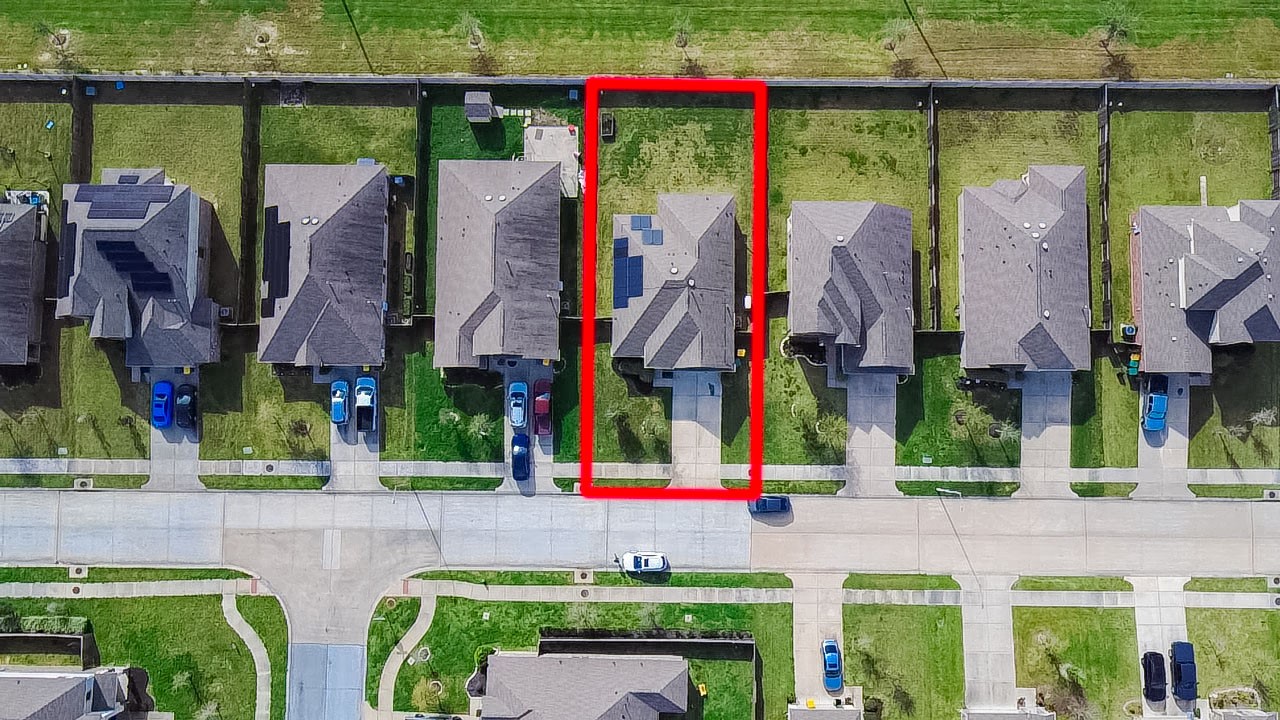 650 Harbor Colony Lane La Marque, TX 77568 - Photo 5 of 34 On immediate back neighbors!