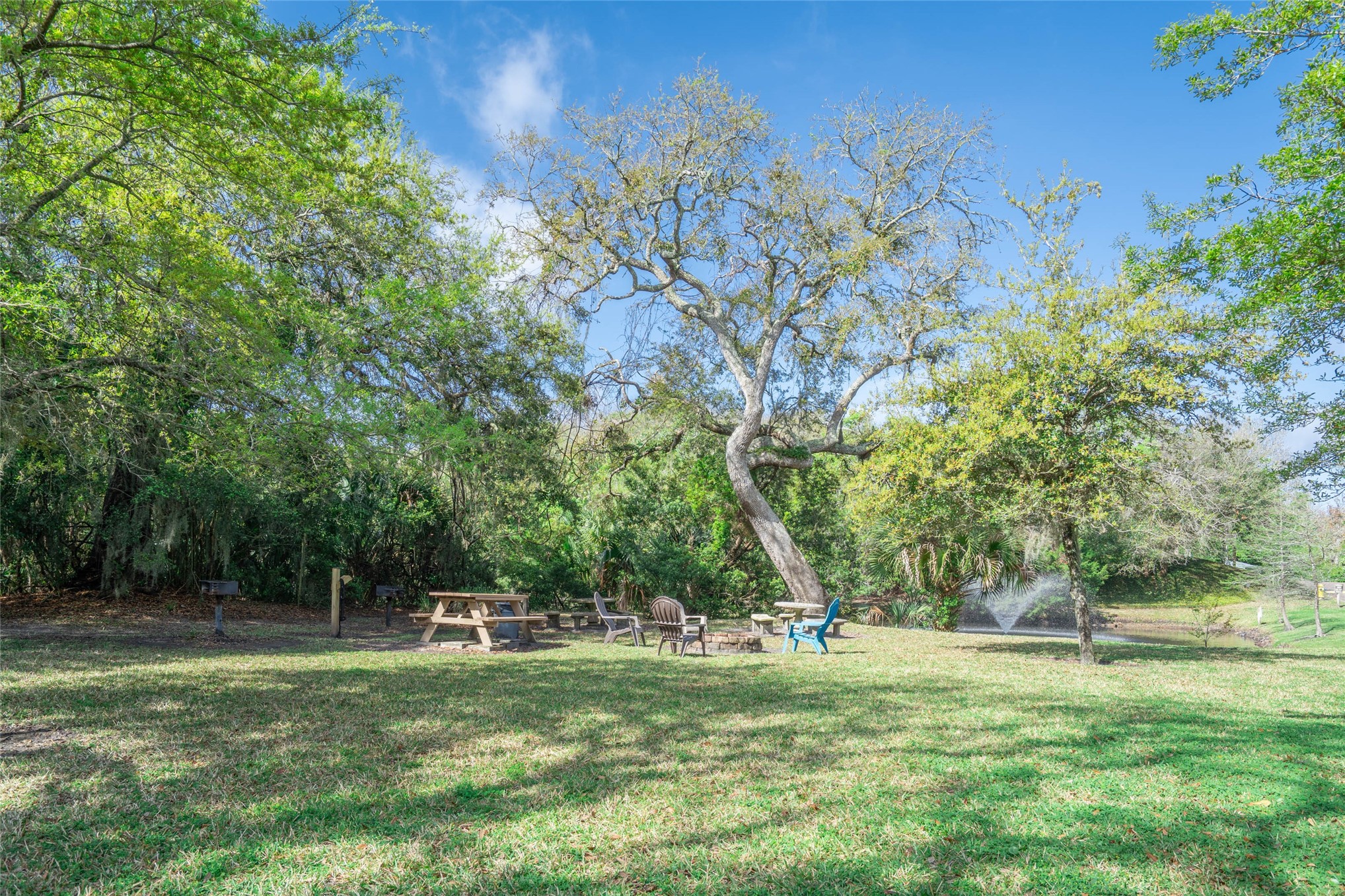 2892 Forest Ridge Drive, Unit V2 Fernandina Beach, FL 32034 - Photo 30 of 32 a backyard of a house with lots of green space